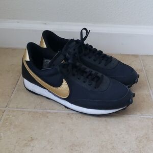 Nike Black and Gold Athletic Shoes Waffle Trainer Sneakers Sz 8.5 US Women NWOB